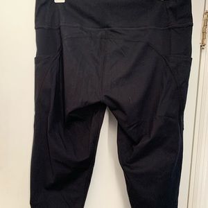 Women’s black Capri yoga pants with pockets.